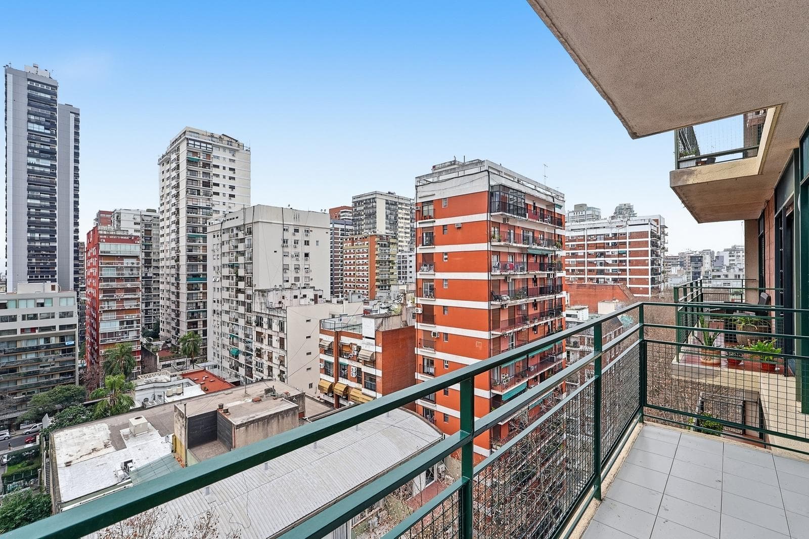 Very bright 3-room apartment for rent in Belgrano C, with a garage and storage room