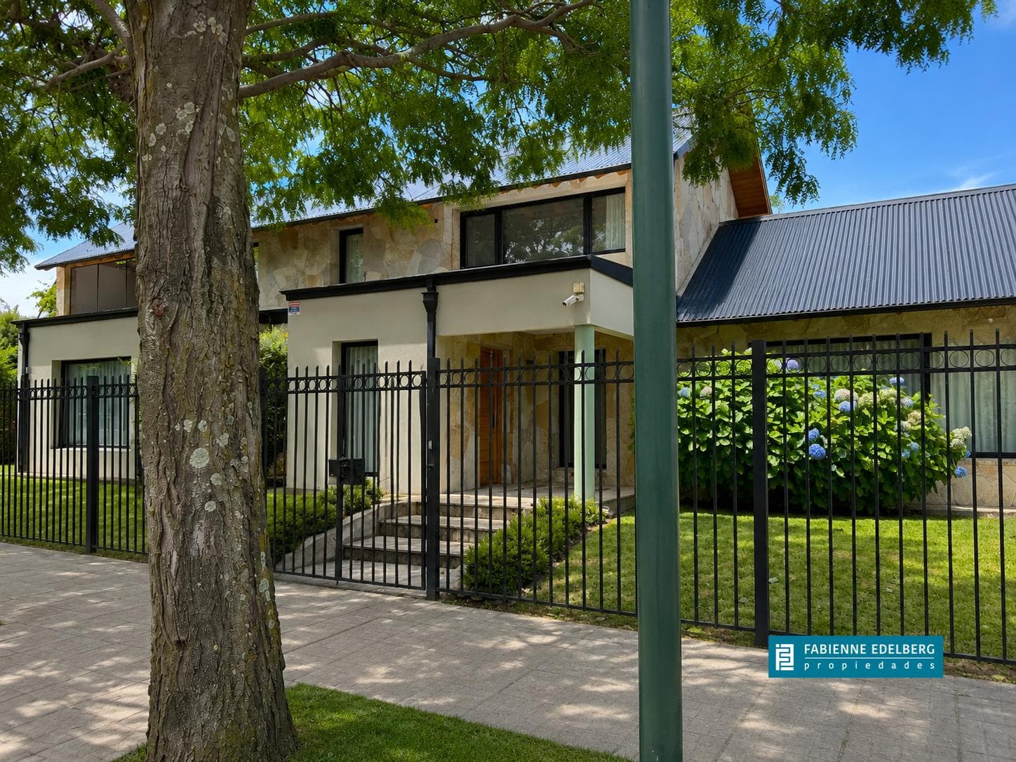 PREMIUM House in Downtown Brown at the corner of Coronel Diaz, San Martín de los Andes