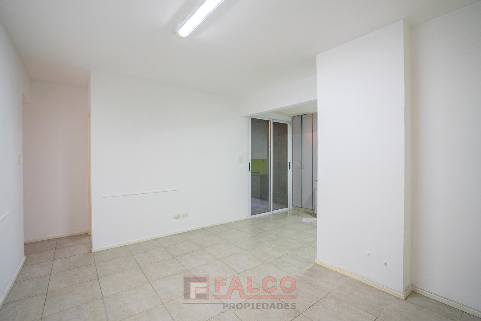 Renovated 3-room apartment on the first floor - Suitable for professionals