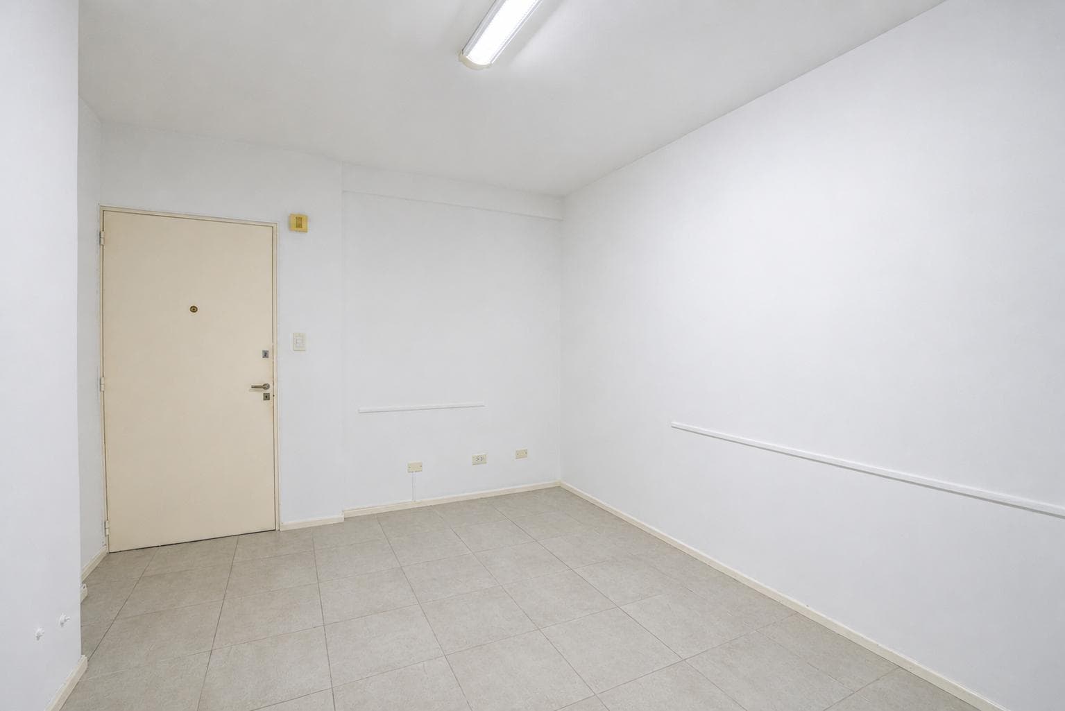 Renovated 3-room apartment on the first floor - Suitable for professionals