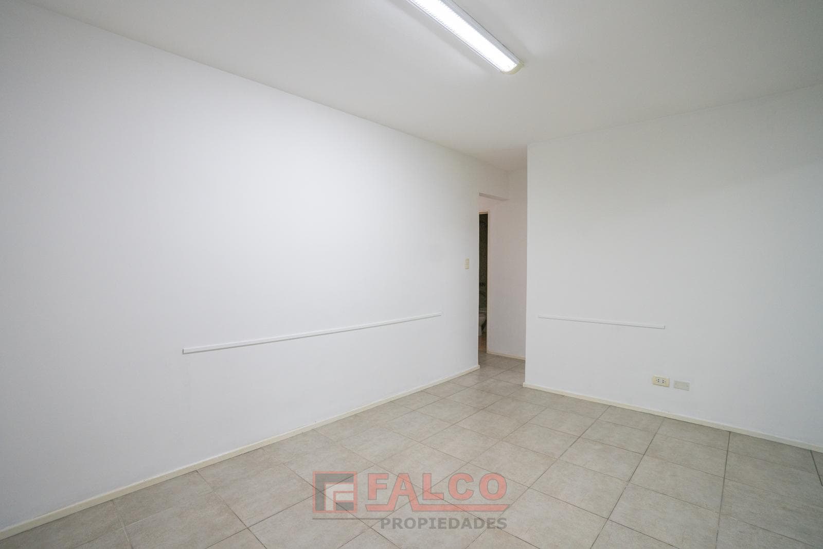 Renovated 3-room apartment on the first floor - Suitable for professionals