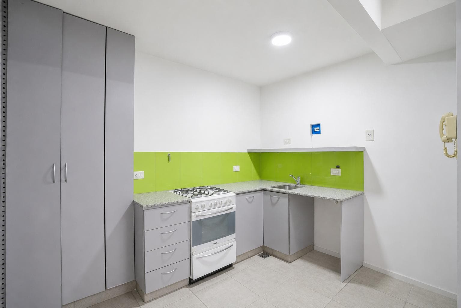 Renovated 3-room apartment on the first floor - Suitable for professionals