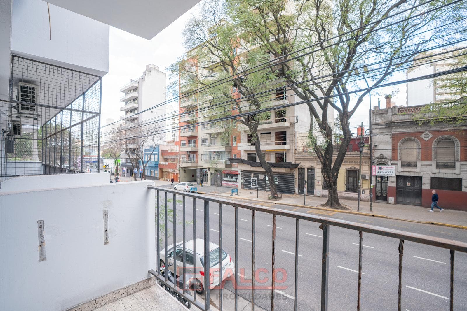Renovated 3-room apartment on the first floor - Suitable for professionals