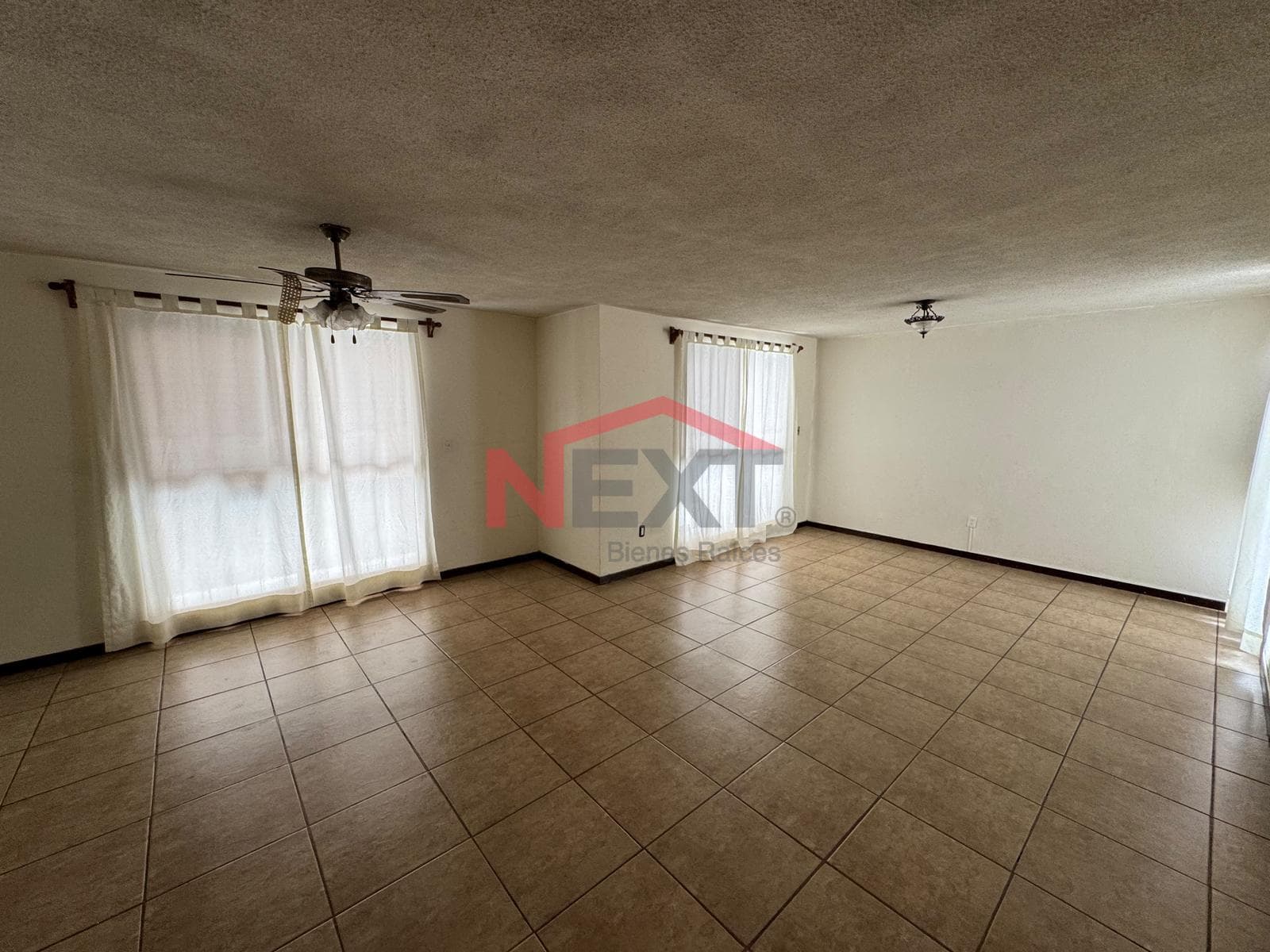 HOUSE FOR SALE IN THE JARDINES DEL VALLE NEIGHBORHOOD