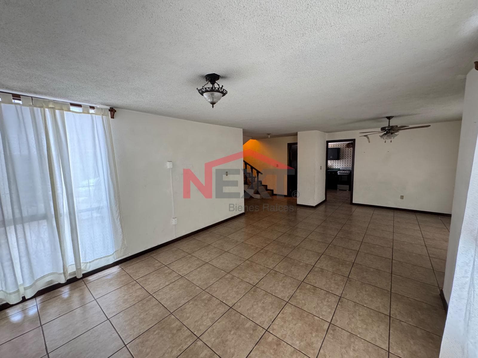HOUSE FOR SALE IN THE JARDINES DEL VALLE NEIGHBORHOOD
