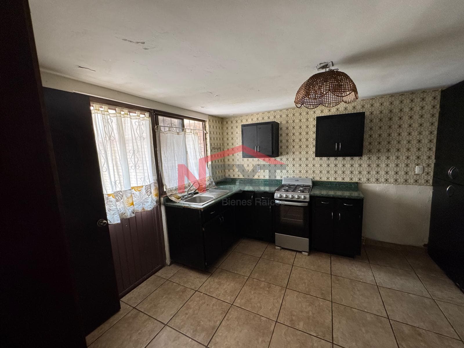 HOUSE FOR SALE IN THE JARDINES DEL VALLE NEIGHBORHOOD