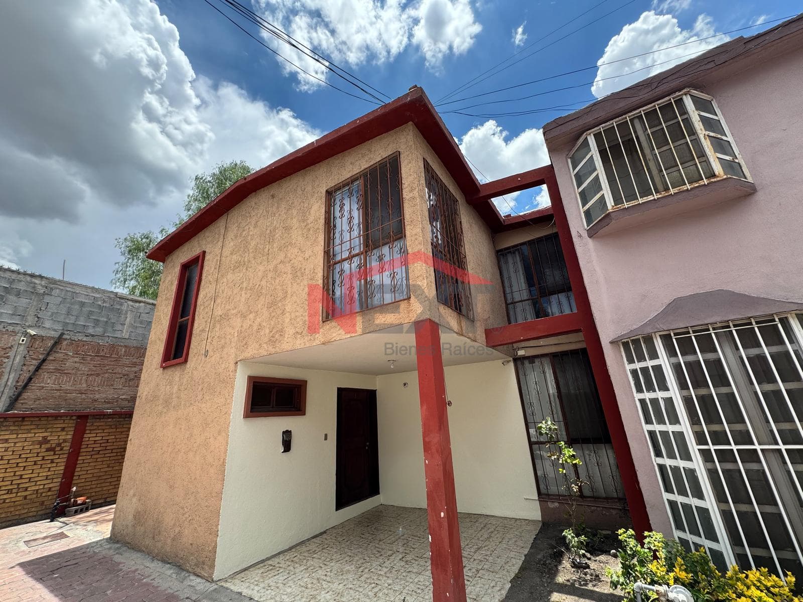 HOUSE FOR SALE IN THE JARDINES DEL VALLE NEIGHBORHOOD