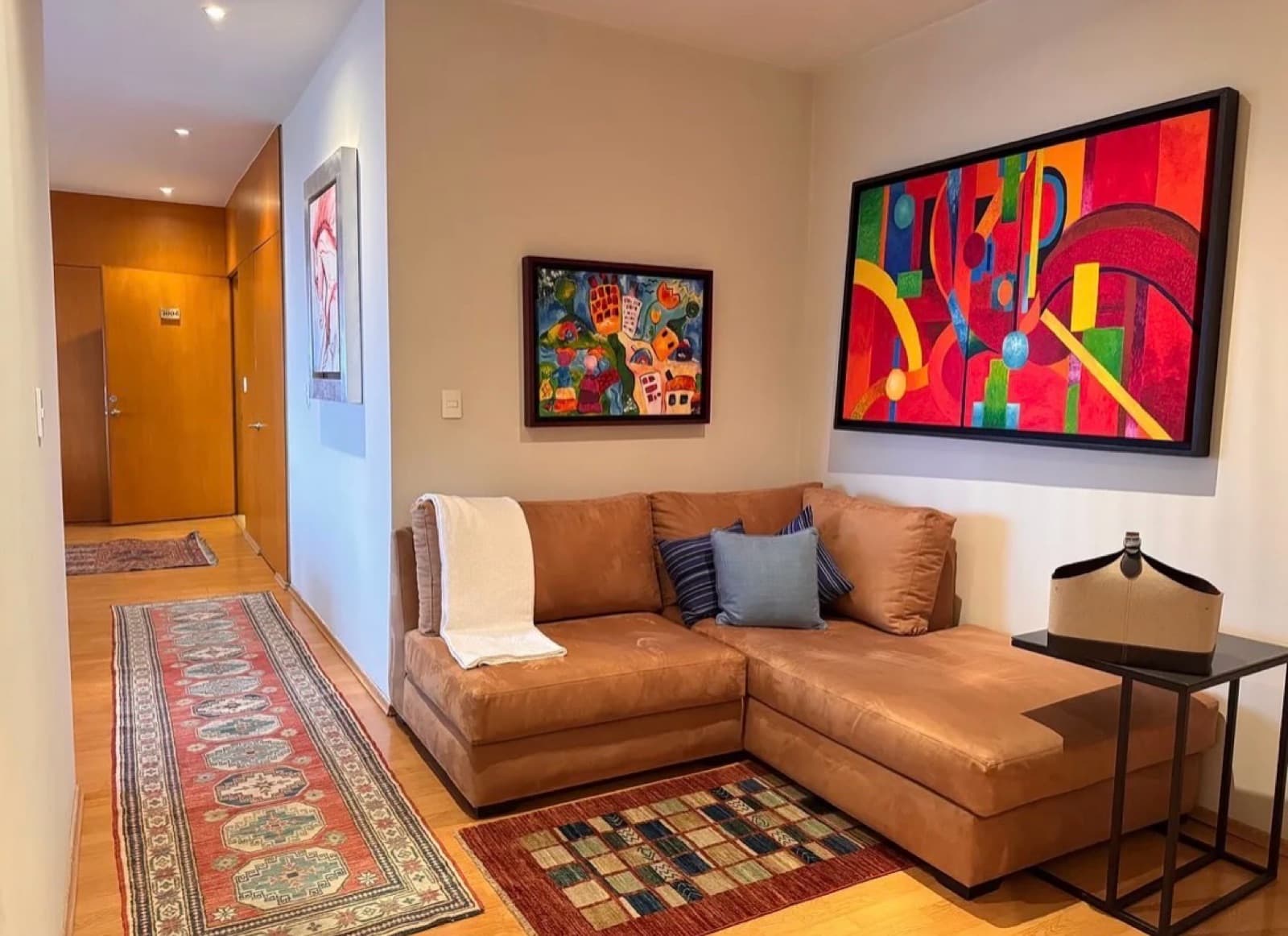 Rent a furnished and fully equipped 3-bedroom apartment with amenities on Santa Fe Avenue