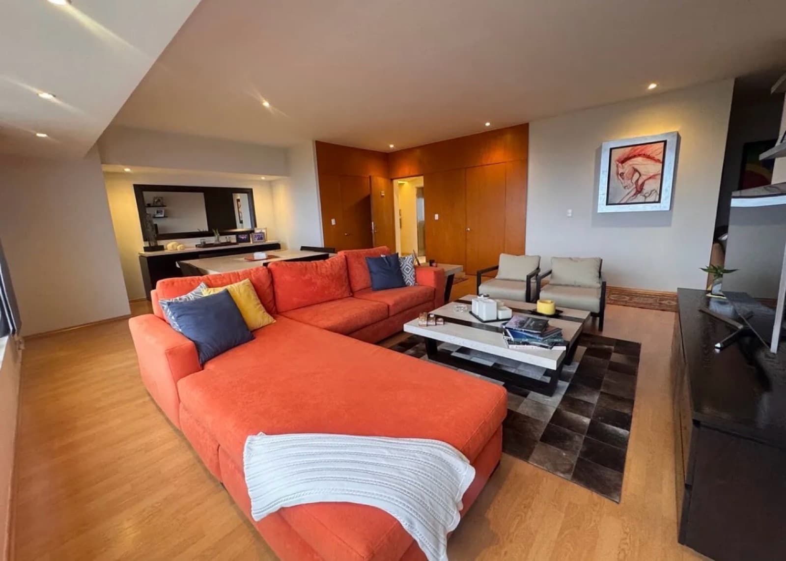 Rent a furnished and fully equipped 3-bedroom apartment with amenities on Santa Fe Avenue