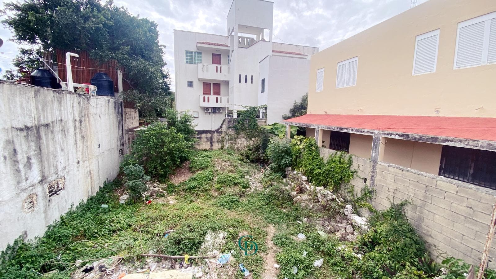 Land with a building for sale in a tourist area at the corner of 104th Street and 5th Avenue