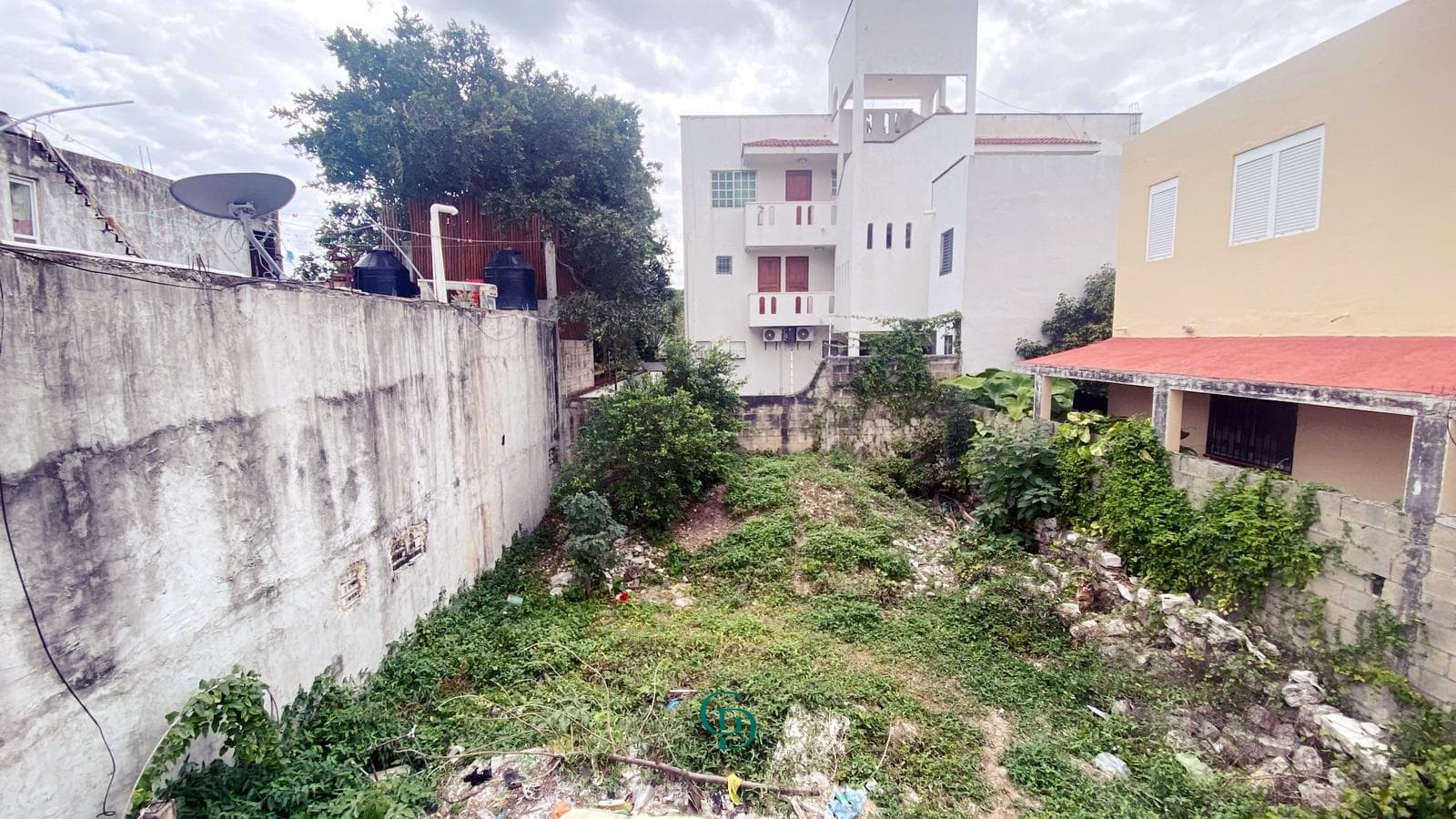 Land with a building for sale in a tourist area at the corner of 104th Street and 5th Avenue