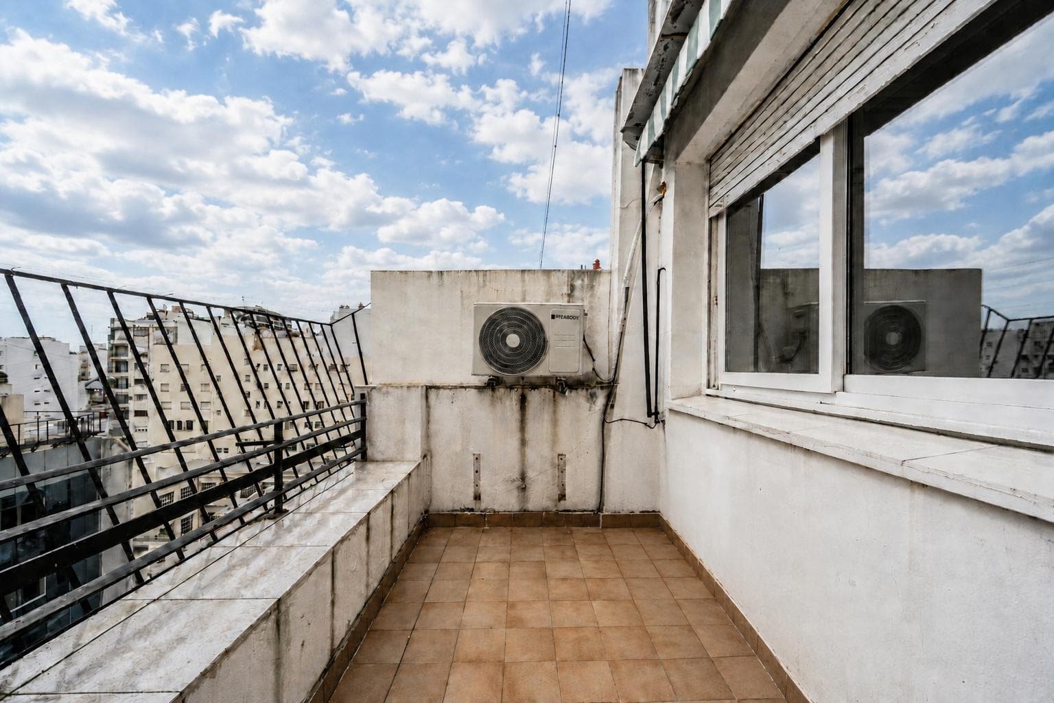 Apartment for Sale in Retiro Juncal: 2-room, renovated, with a terrace-style balcony, on a high floor