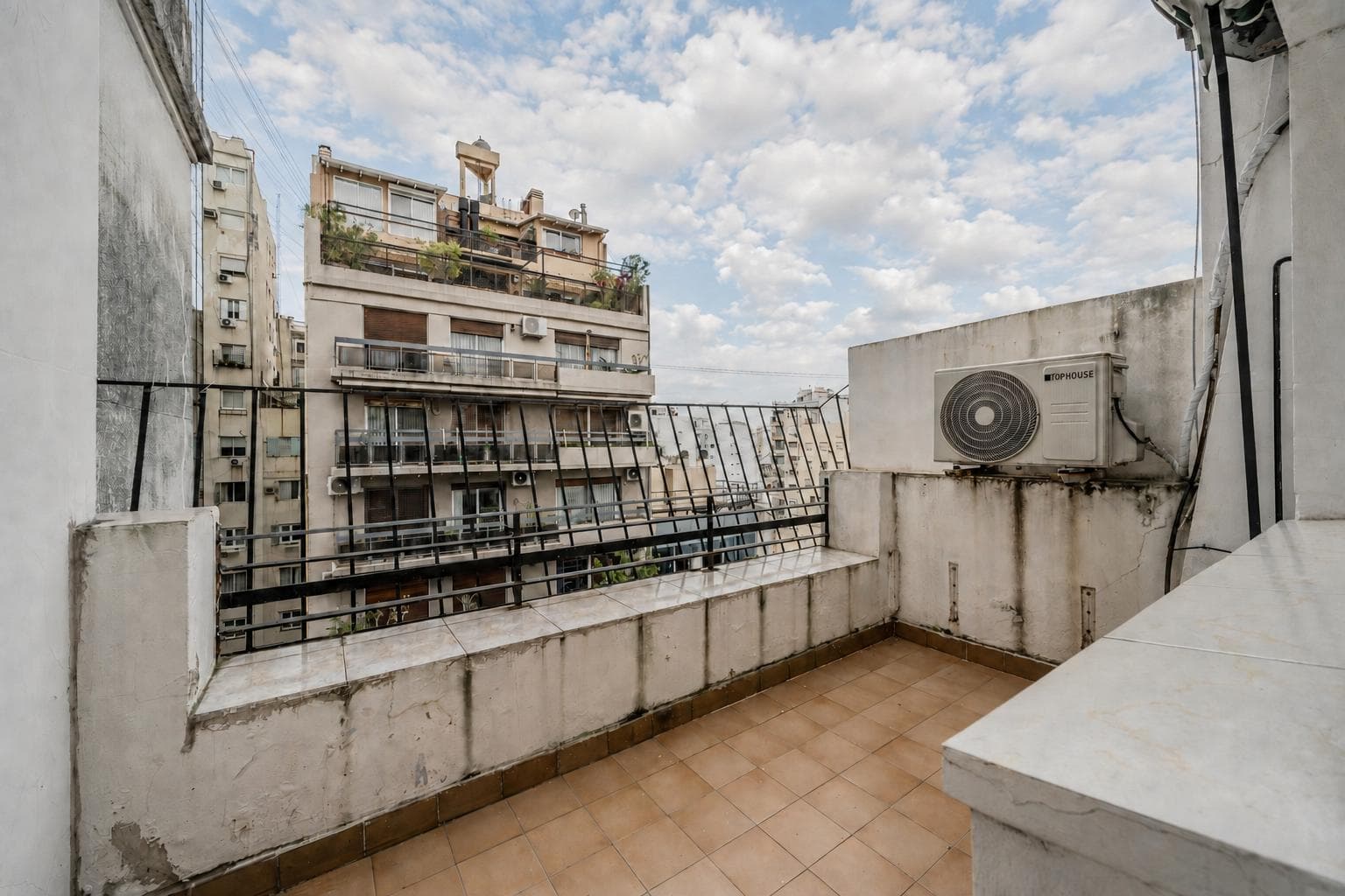 Apartment for Sale in Retiro Juncal: 2-room, renovated, with a terrace-style balcony, on a high floor