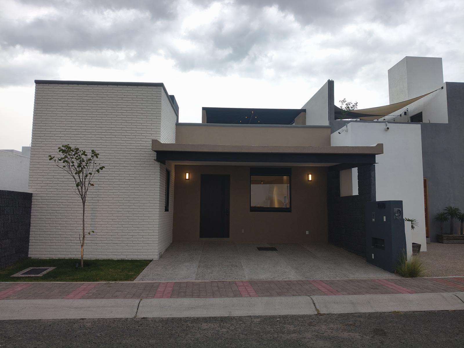 New single-story house with a rooftop garden in Condesa Juriquilla