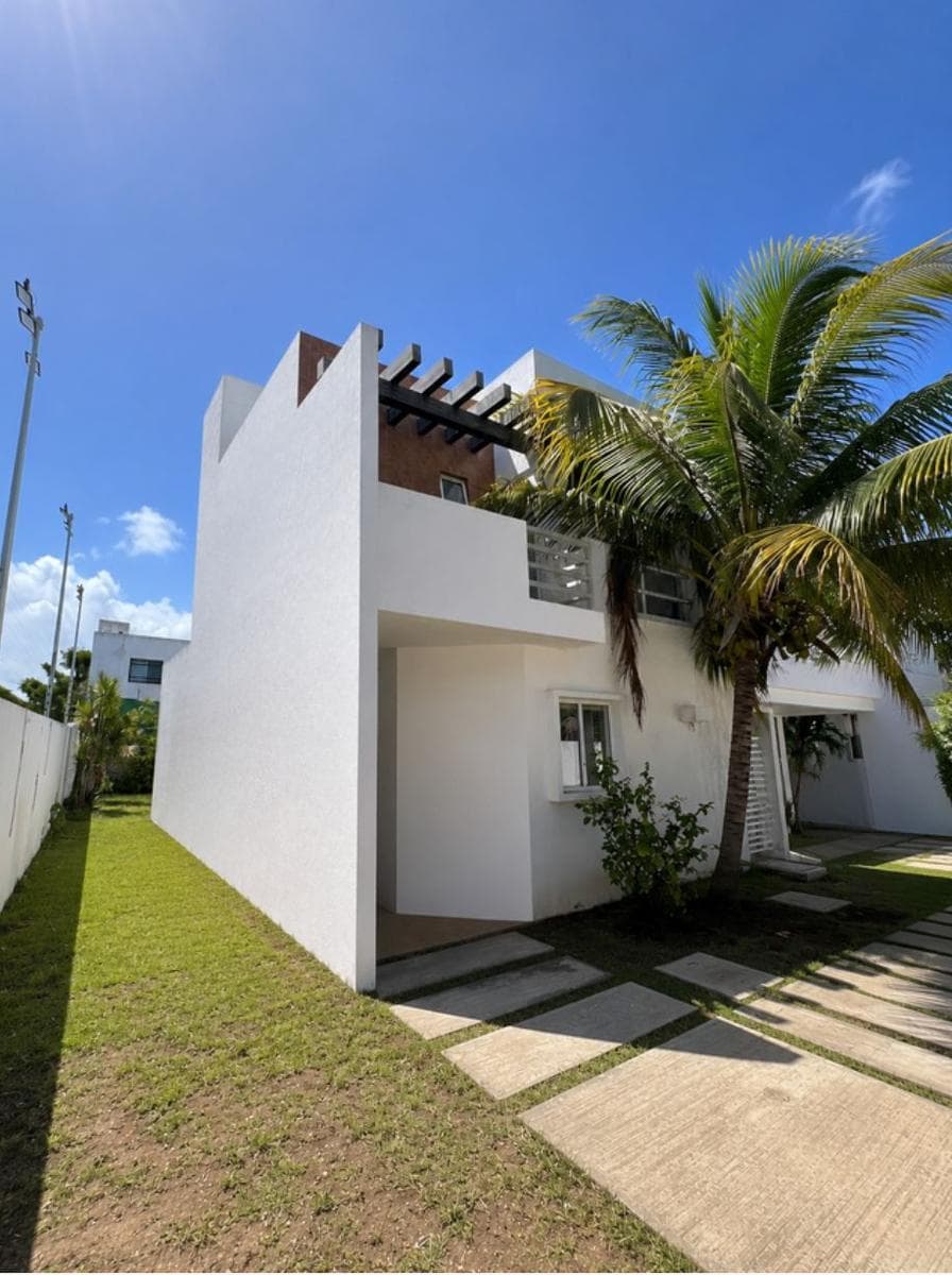 3-Bedroom, 2.5-Bathroom House in La Joya, Playa del Carmen