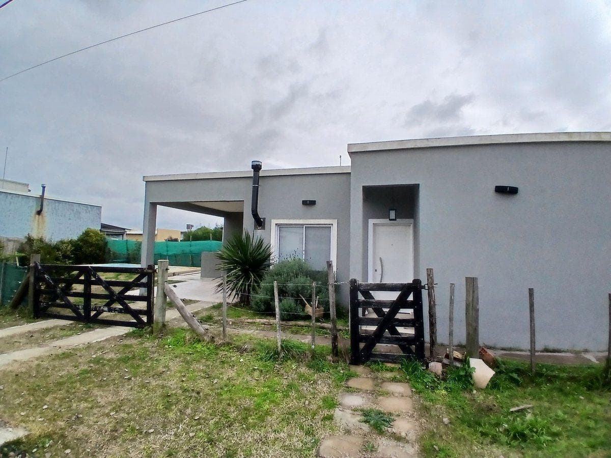 Casa en esquina, parque y pileta, Domselaar Chico
