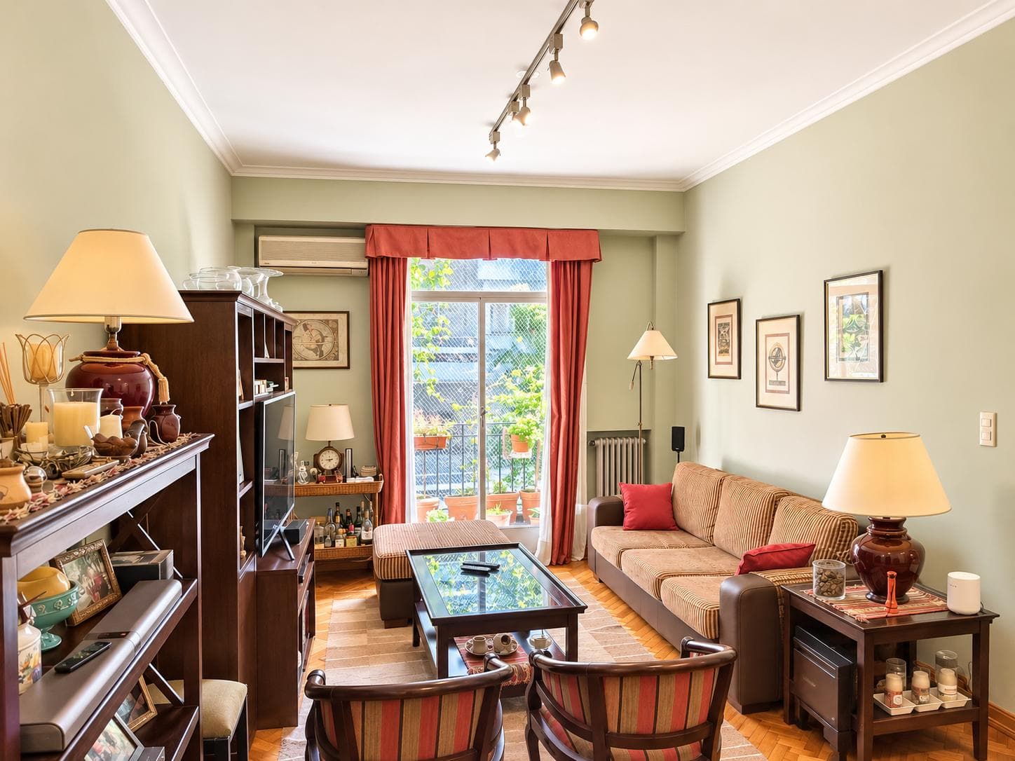 Bright 4-Room Apartment with Balcony for Sale - Recoleta