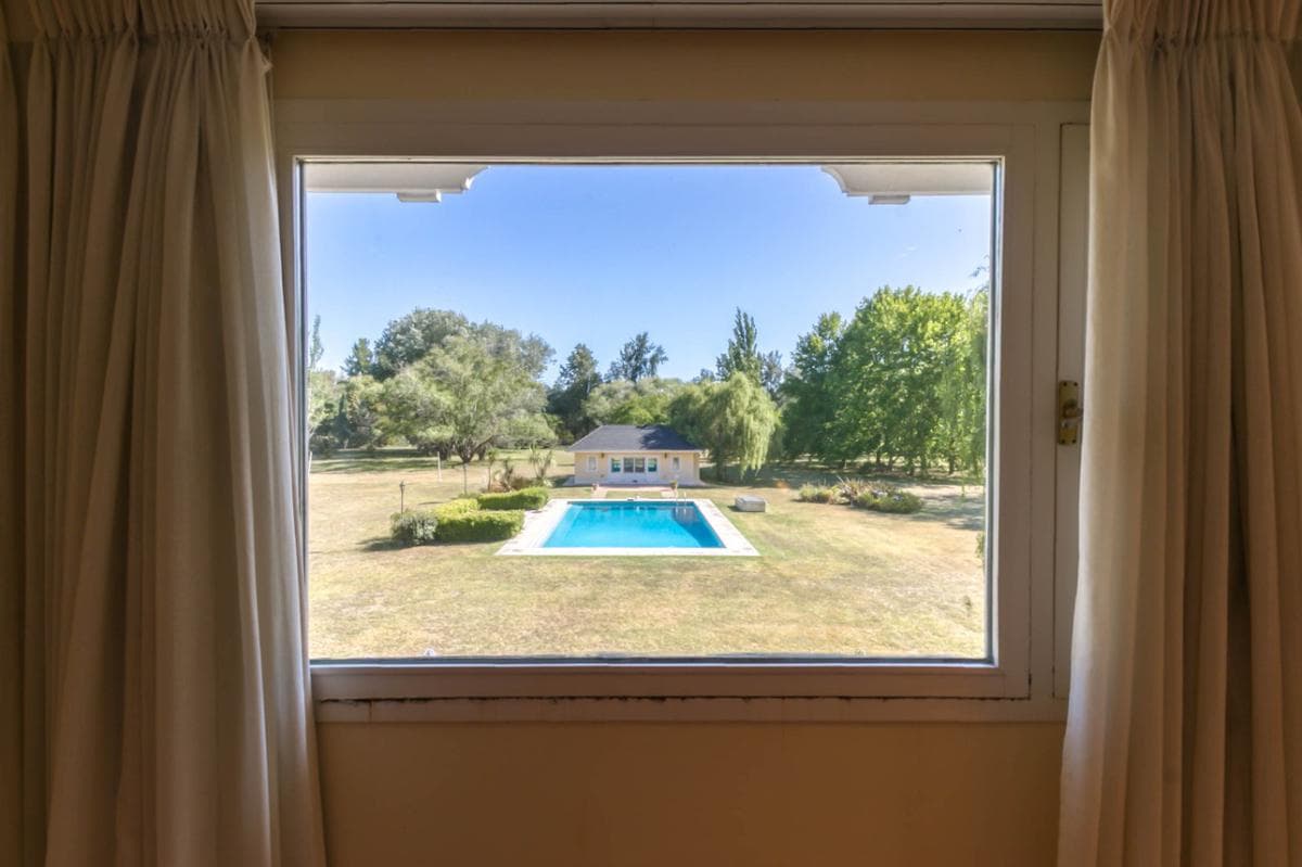 House for sale or rent in the gated community of Campos de Roca I. Lot size: 14,000 m2; floor area: 246 m2.