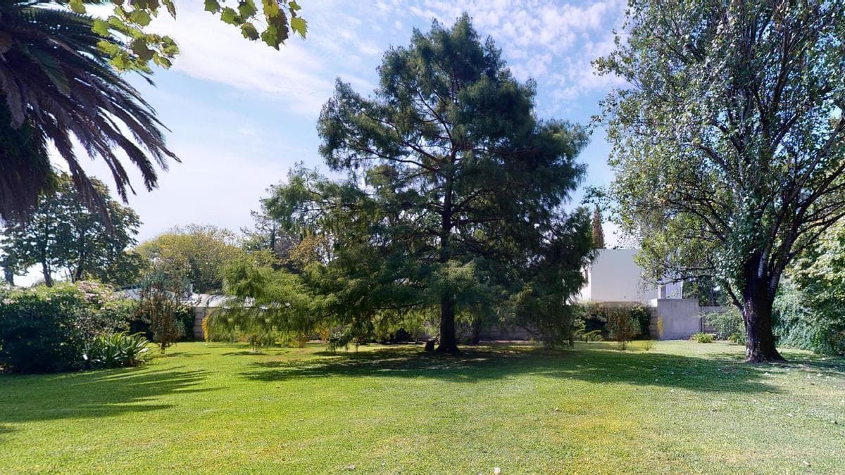 House for sale in Gonnet: 485 between 20th and 21st. Lot size: 30 x 60. 370 m² of floor space. Excellent condition. Pool