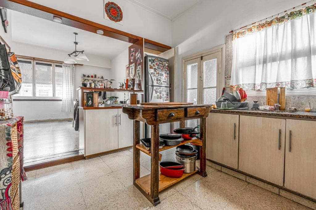 House on a Large Lot in the Downtown Area, Suitable for Development