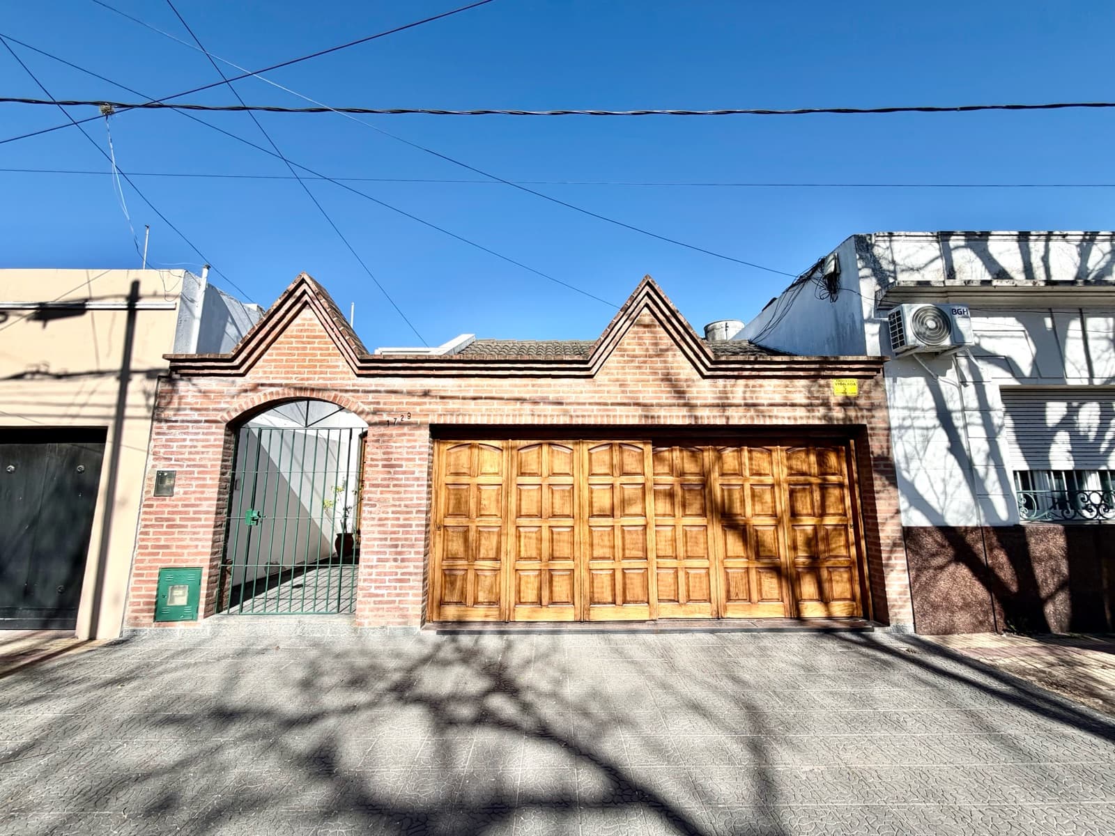 3-bedroom house with a patio and garage in La Plata