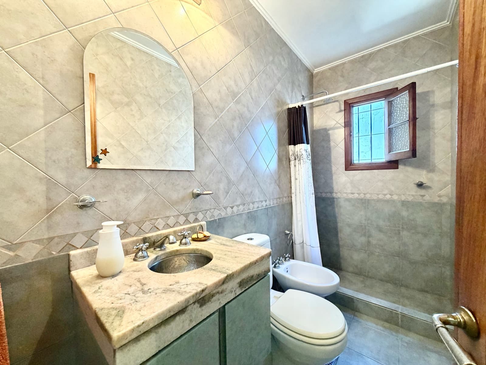 3-bedroom house with a patio and garage in La Plata
