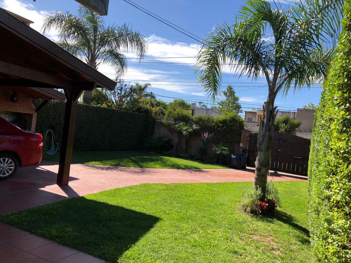 Wonderful house with a pool in the Lambertucci neighborhood, Escobar