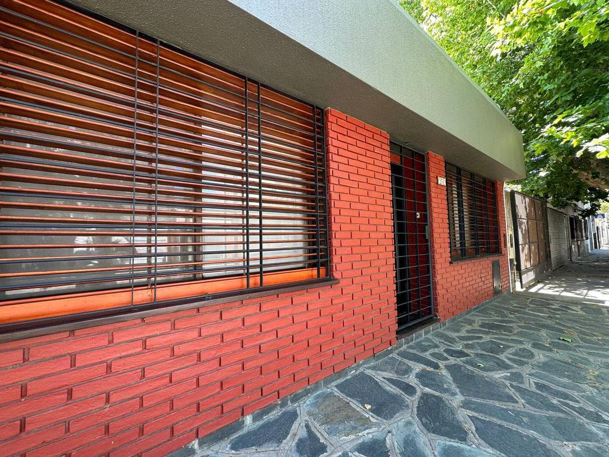 5-ROOM HOUSE FOR SALE WITH BARBECUE AREA AND YARD. QUALIFIES FOR A MORTGAGE