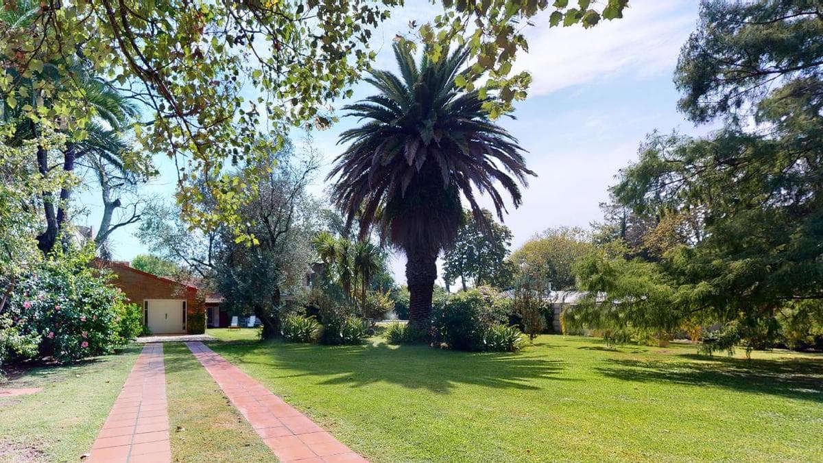 House for sale in Gonnet: 485 between 20th and 21st. Lot size: 30 x 60. 370 m² of floor space. Excellent condition. Pool