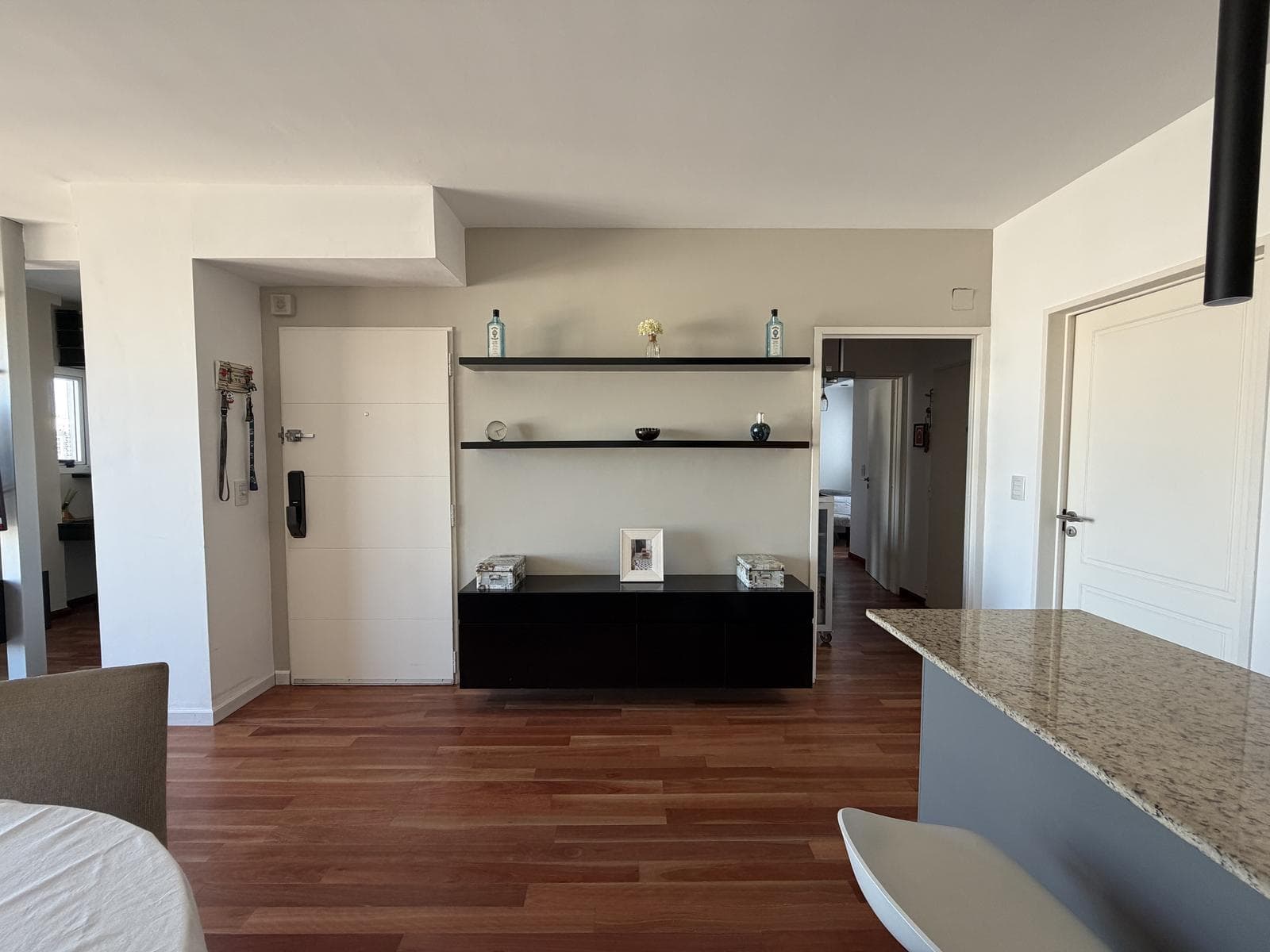 BRIGHT 3-ROOM APARTMENT FOR SALE WITH FAMILY ROOM AND SWIMMING POOL - FLORES