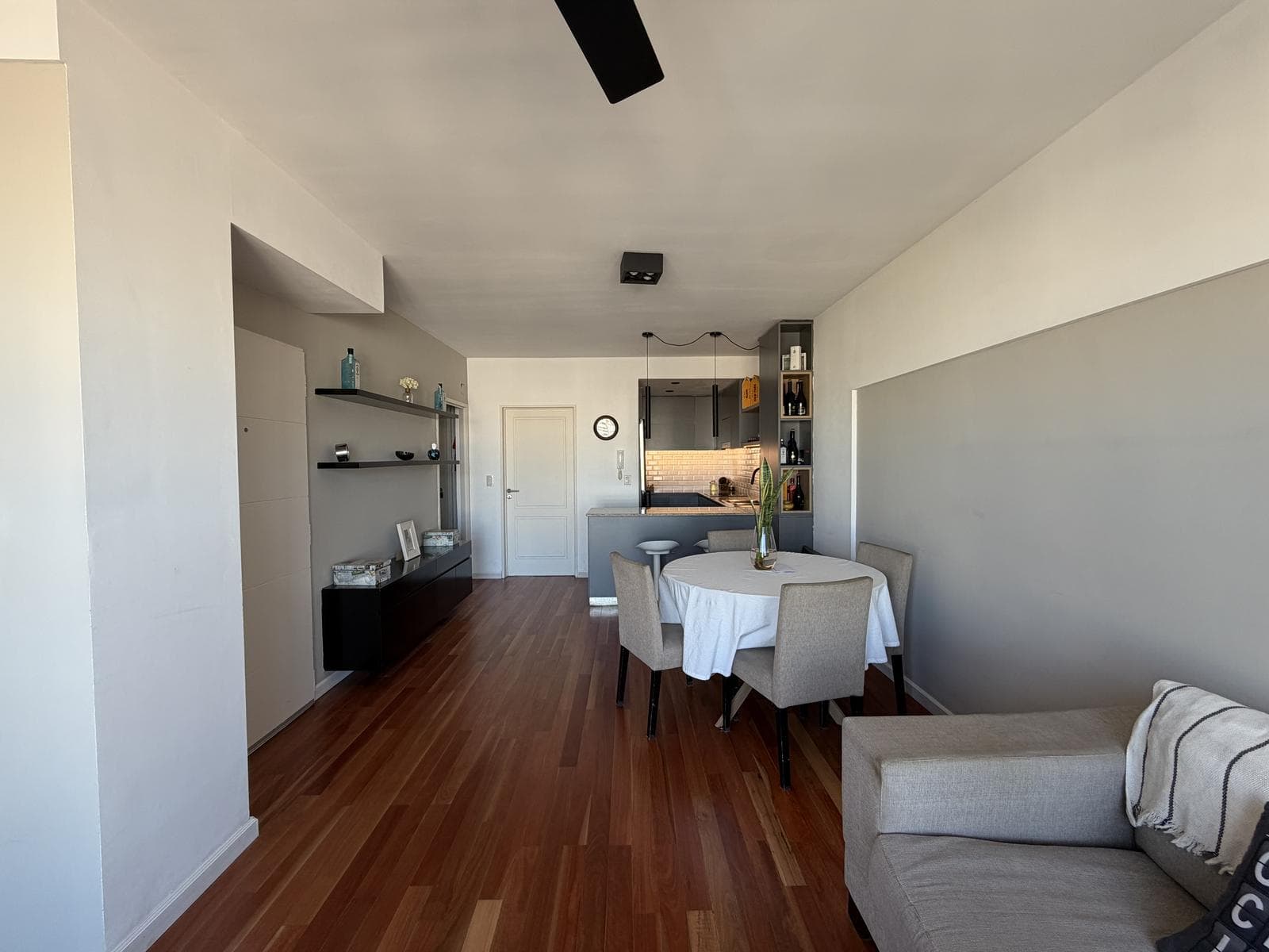 BRIGHT 3-ROOM APARTMENT FOR SALE WITH FAMILY ROOM AND SWIMMING POOL - FLORES
