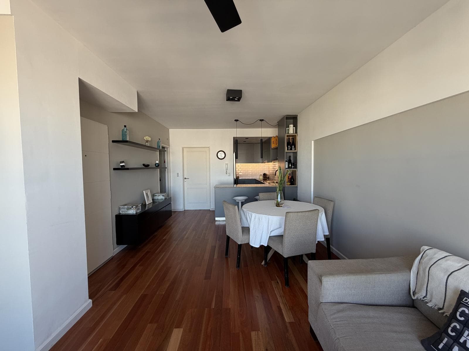 BRIGHT 3-ROOM APARTMENT FOR SALE WITH FAMILY ROOM AND SWIMMING POOL - FLORES