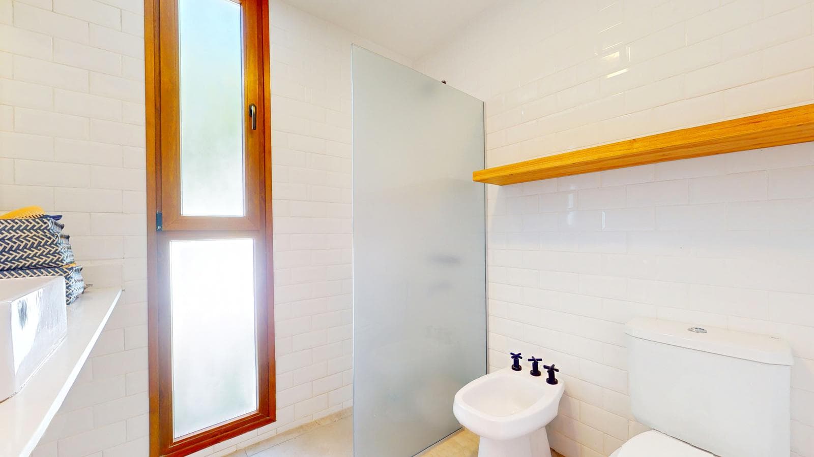 House for sale at 458 and 12-b. It has 119 m² of floor space on a 9 x 46 lot. IN PERFECT CONDITION