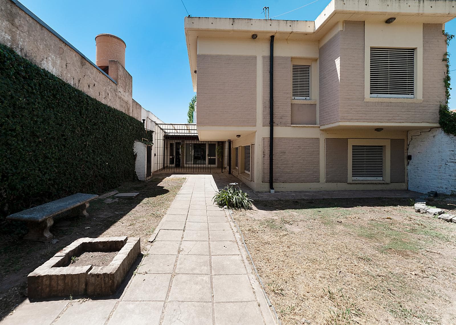 5-Room House for Sale with Commercial Space in Ituzaingó