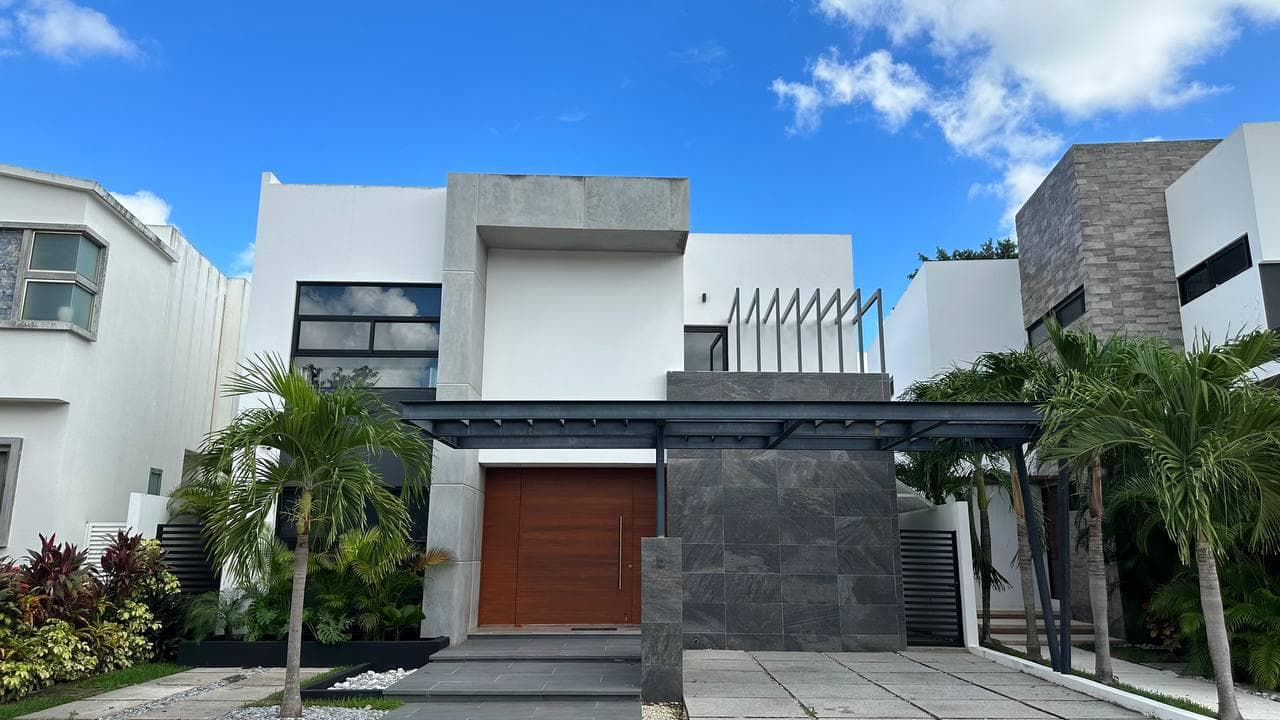 HOUSE FOR SALE IN CANCUN IN THE LAGOS DEL SOL RESIDENTIAL COMPLEX