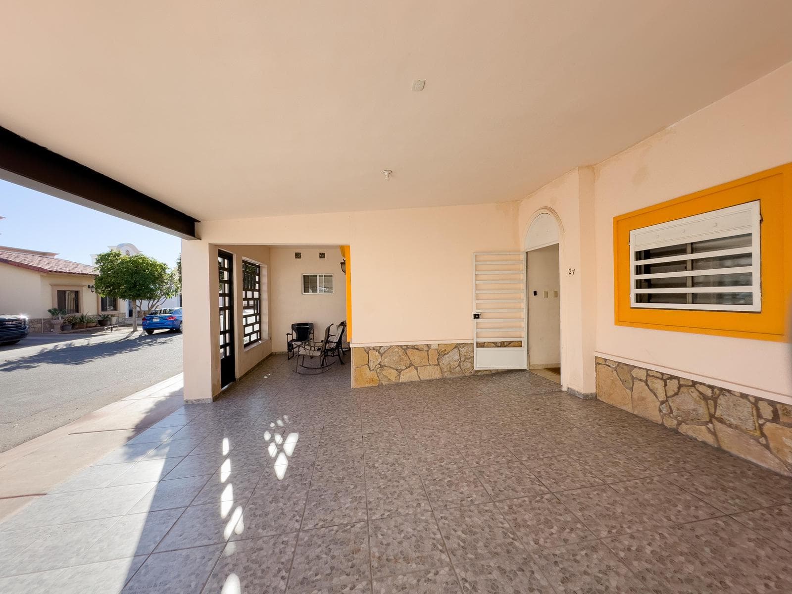 Single-story corner house for sale in El Conquistador