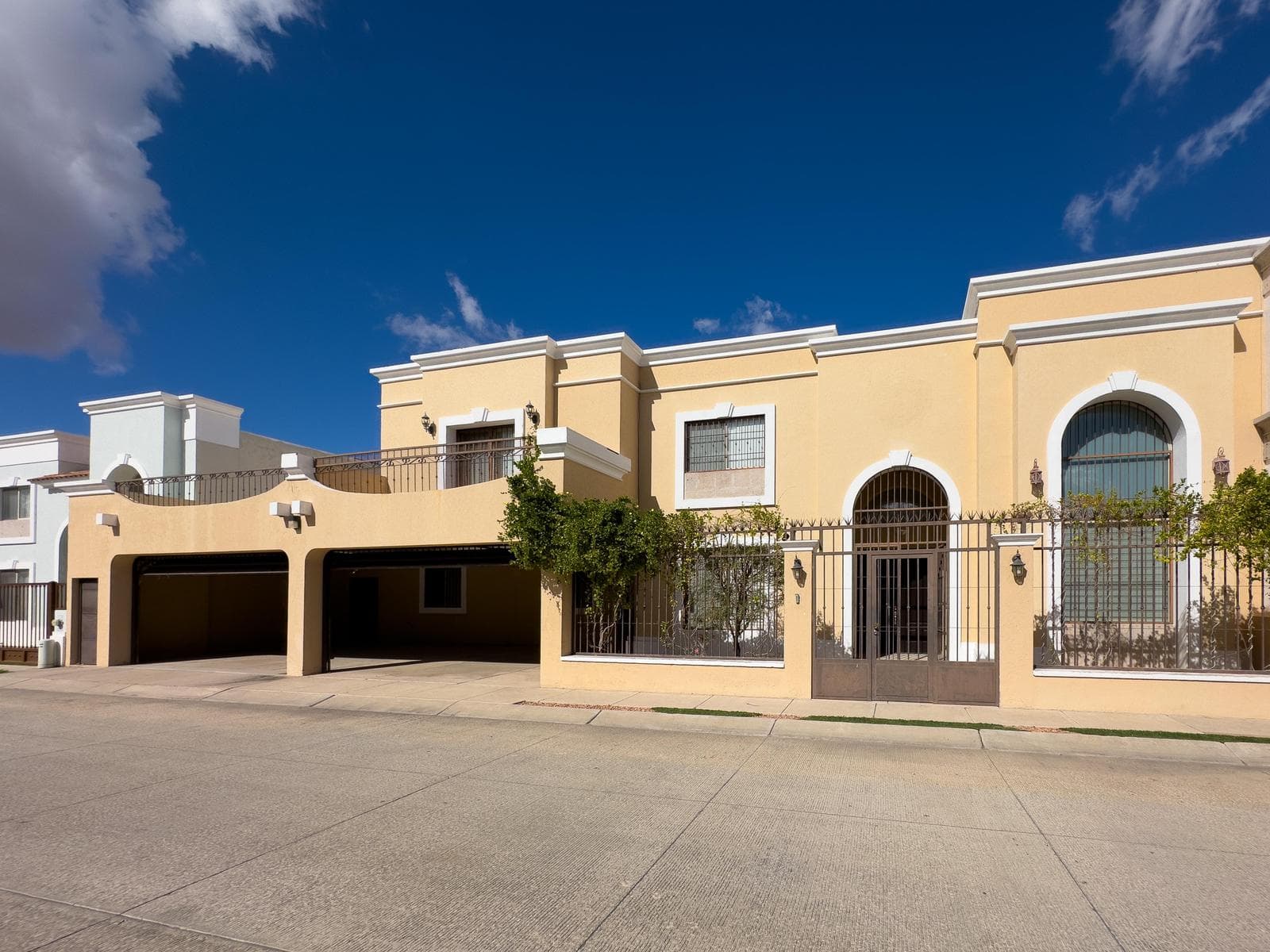 House for sale in La Rioja Poniente Privada, Abalos, Hermosillo, Sonora.