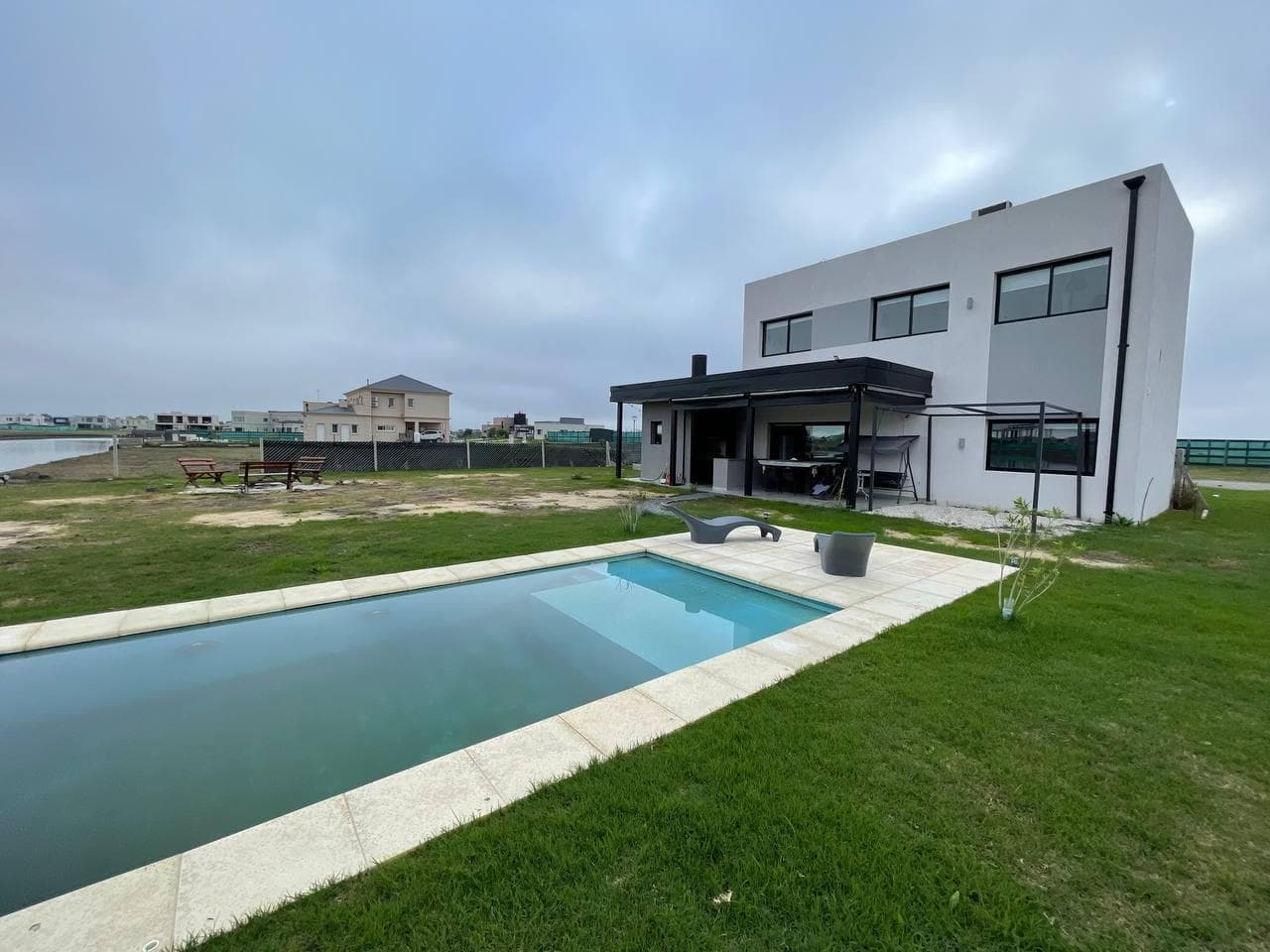 VENTA CASA DE CATEGORÍA CON PILETA MUELLE Y FONDO A LA LAGUNA SEBASTIAN GABOTO
