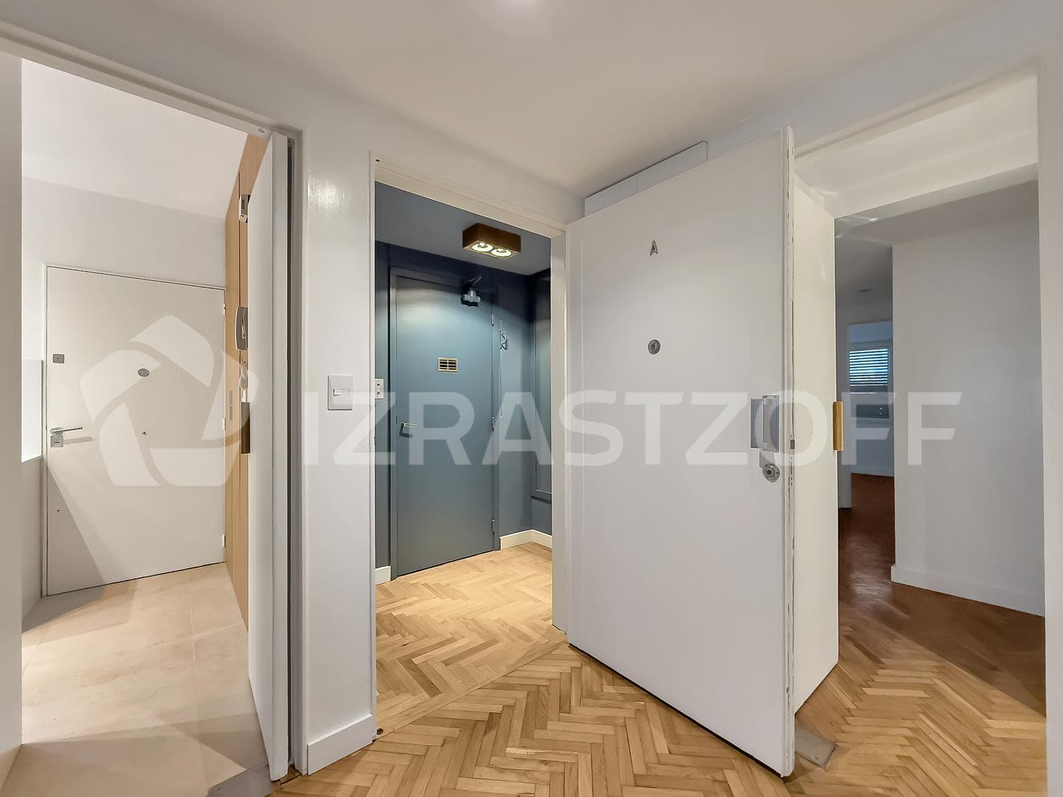 5-room apartment for sale in Recoleta, on a high floor with a balcony, unobstructed view, and plenty of natural light.