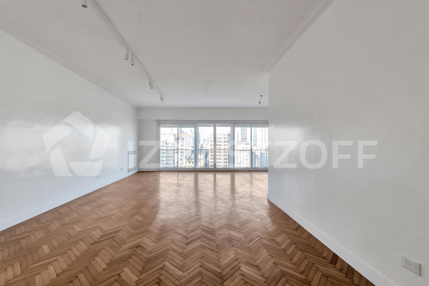 5-room apartment for sale in Recoleta, on a high floor with a balcony, unobstructed view, and plenty of natural light.