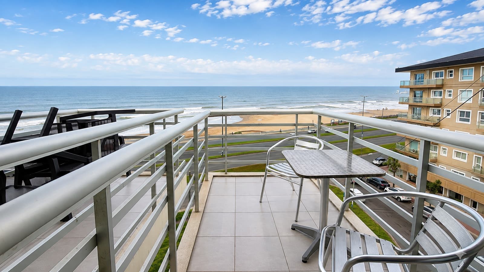 2-room apartment with a garage, right on the beach