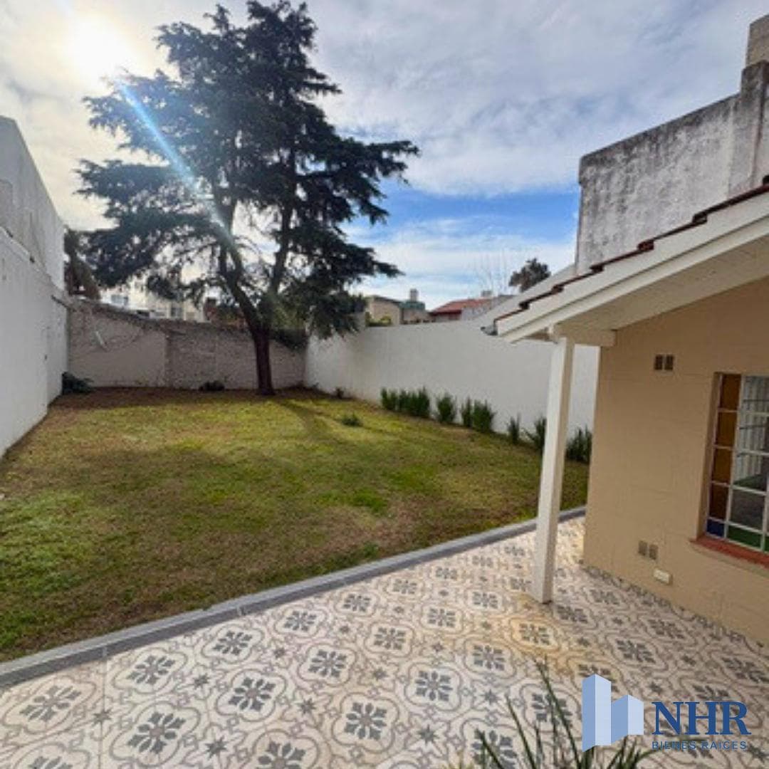 BEAUTIFUL, LIKE-NEW 3-ROOM PH WITH OFFICE IN A PRIME LOCATION WITH A SPECTACULAR GARDEN