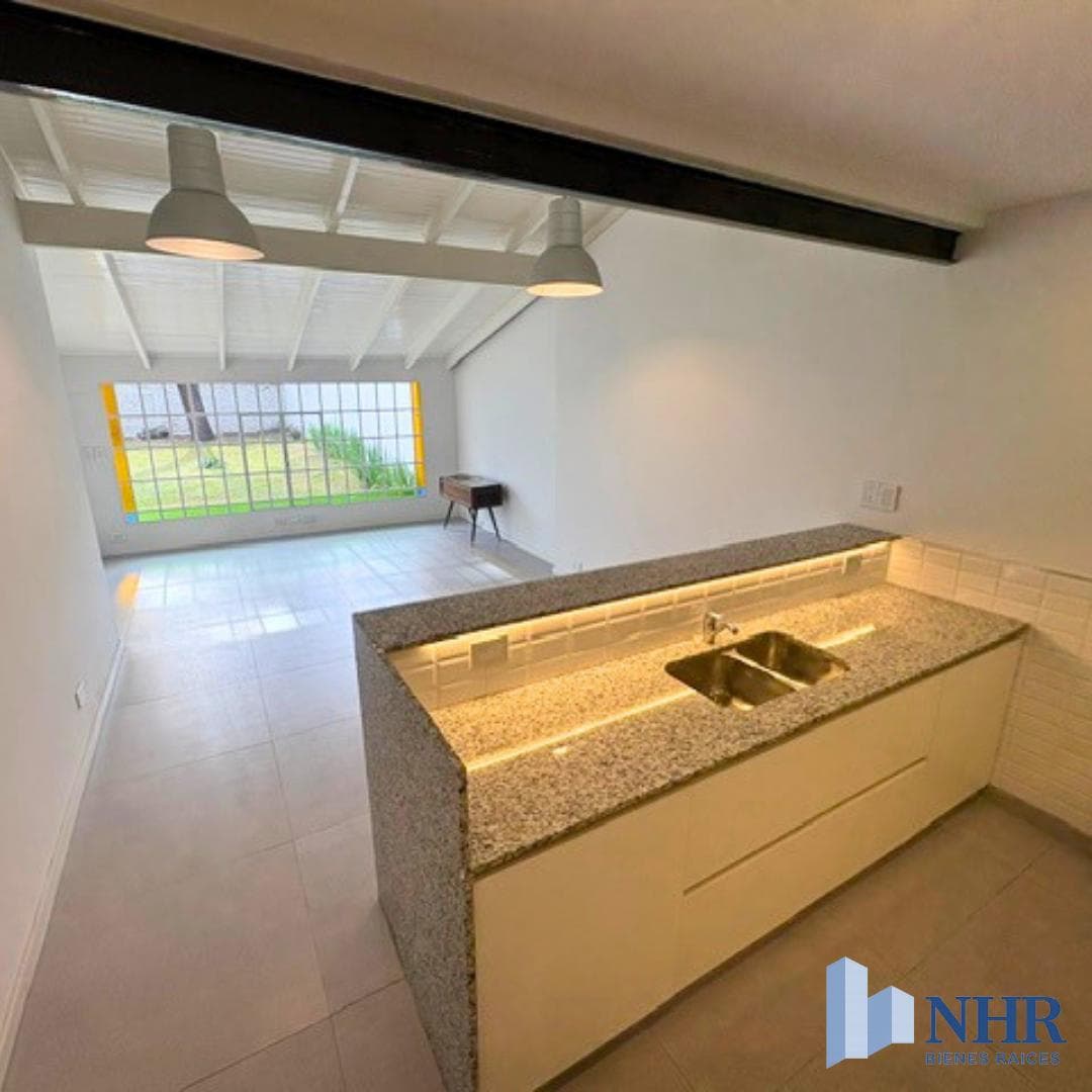 BEAUTIFUL, LIKE-NEW 3-ROOM PH WITH OFFICE IN A PRIME LOCATION WITH A SPECTACULAR GARDEN