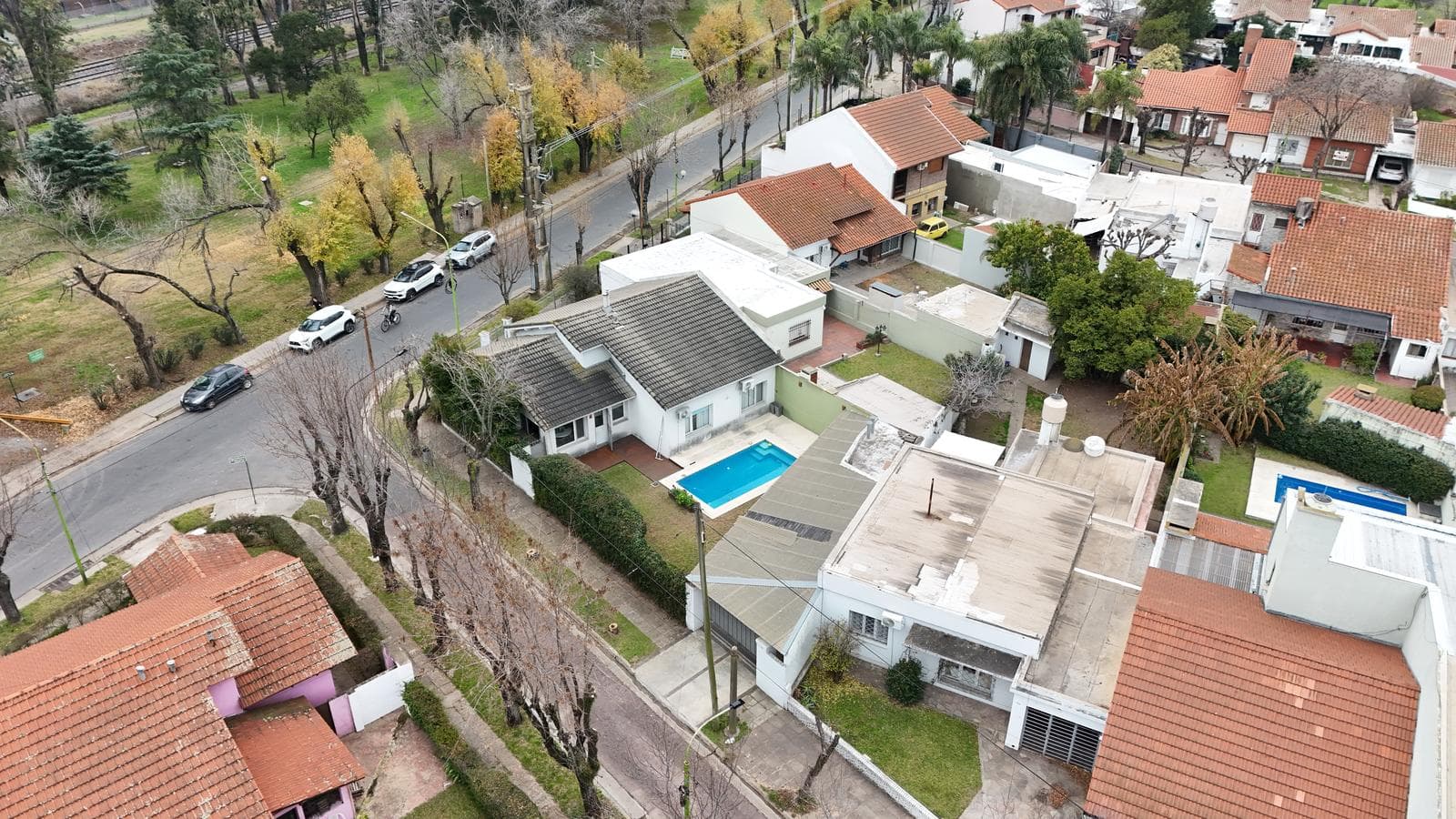 Casa en Venta de 3 dormitorios. Parque con pileta, galería y cochera. Barrio Dálmine, Centro Campana