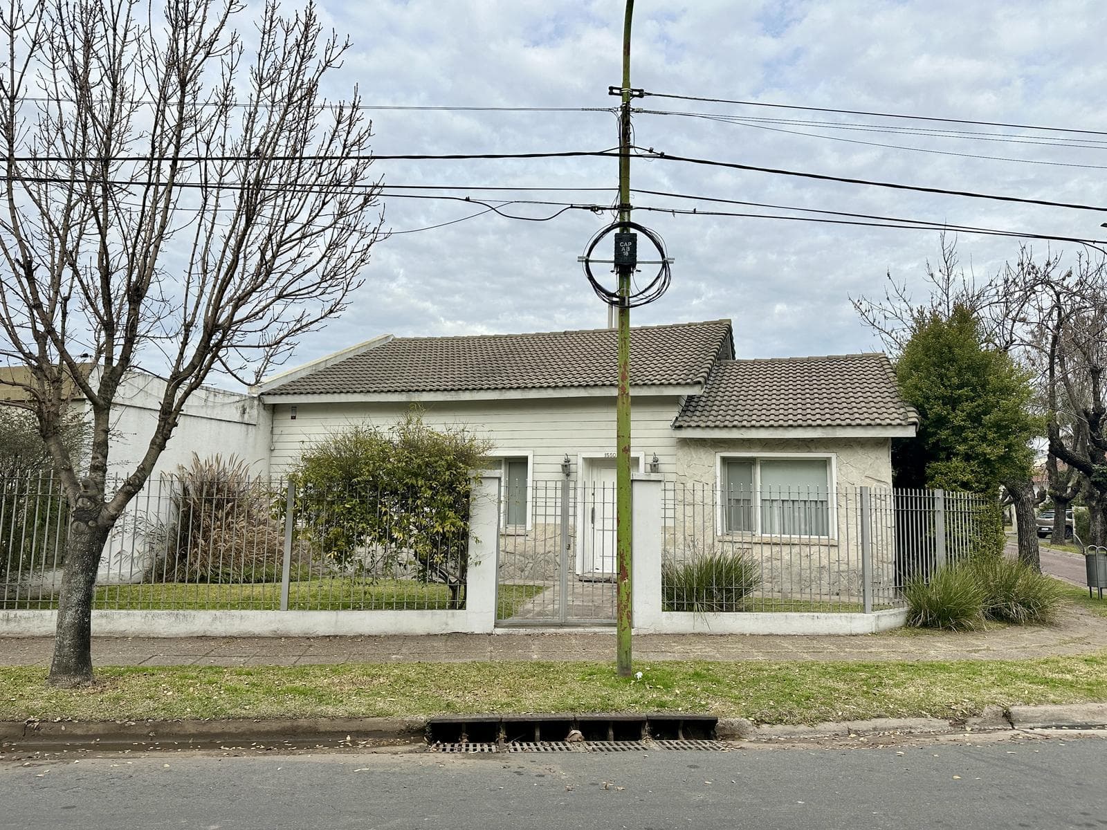 Casa en Venta de 3 dormitorios. Parque con pileta, galería y cochera. Barrio Dálmine, Centro Campana