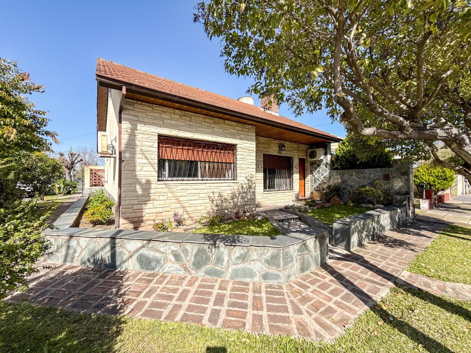 Corner House for Sale — 3 bedrooms, terrace, and spacious yard | San Isidro