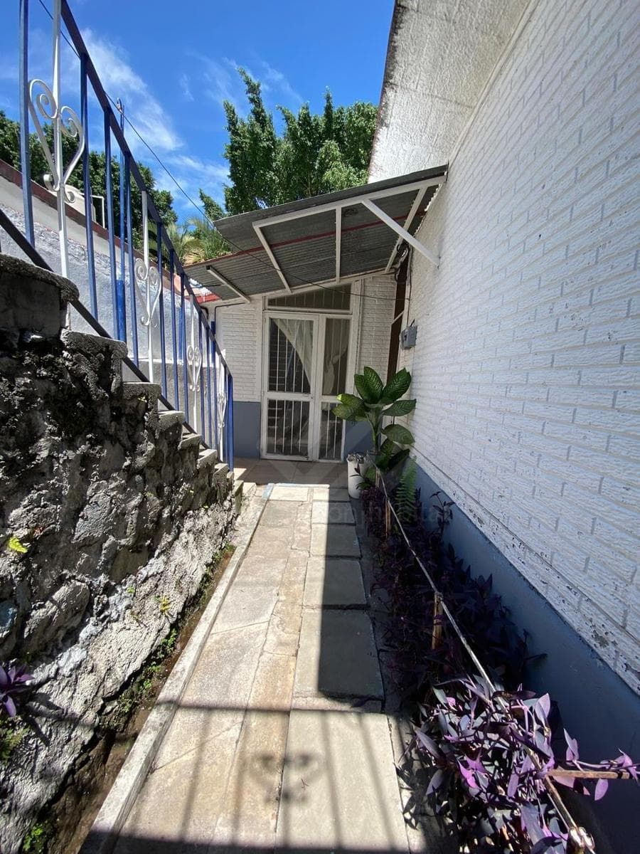 HOUSE FOR SALE IN SOUTHERN CUERNAVACA, MORRISSA: SINGLE-STORY HOUSE IN ACAPANTZINGO, WITH A SEPARATE BUNGALOW