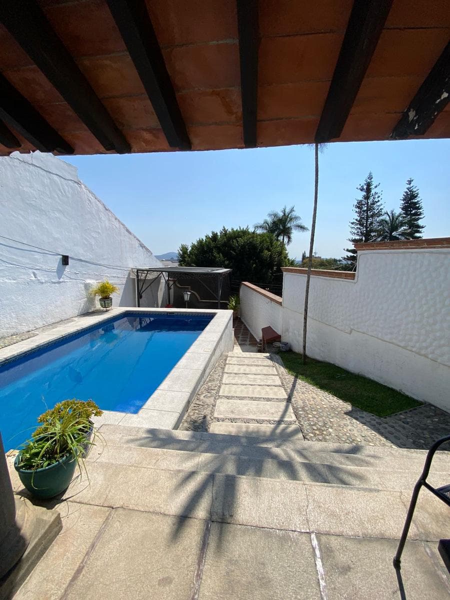 HOUSE FOR SALE IN CUERNAVACA, ON A PRIVATE STREET, WITH ELECTRIC GATE FOR ACCESS AND A PRIVATE POOL