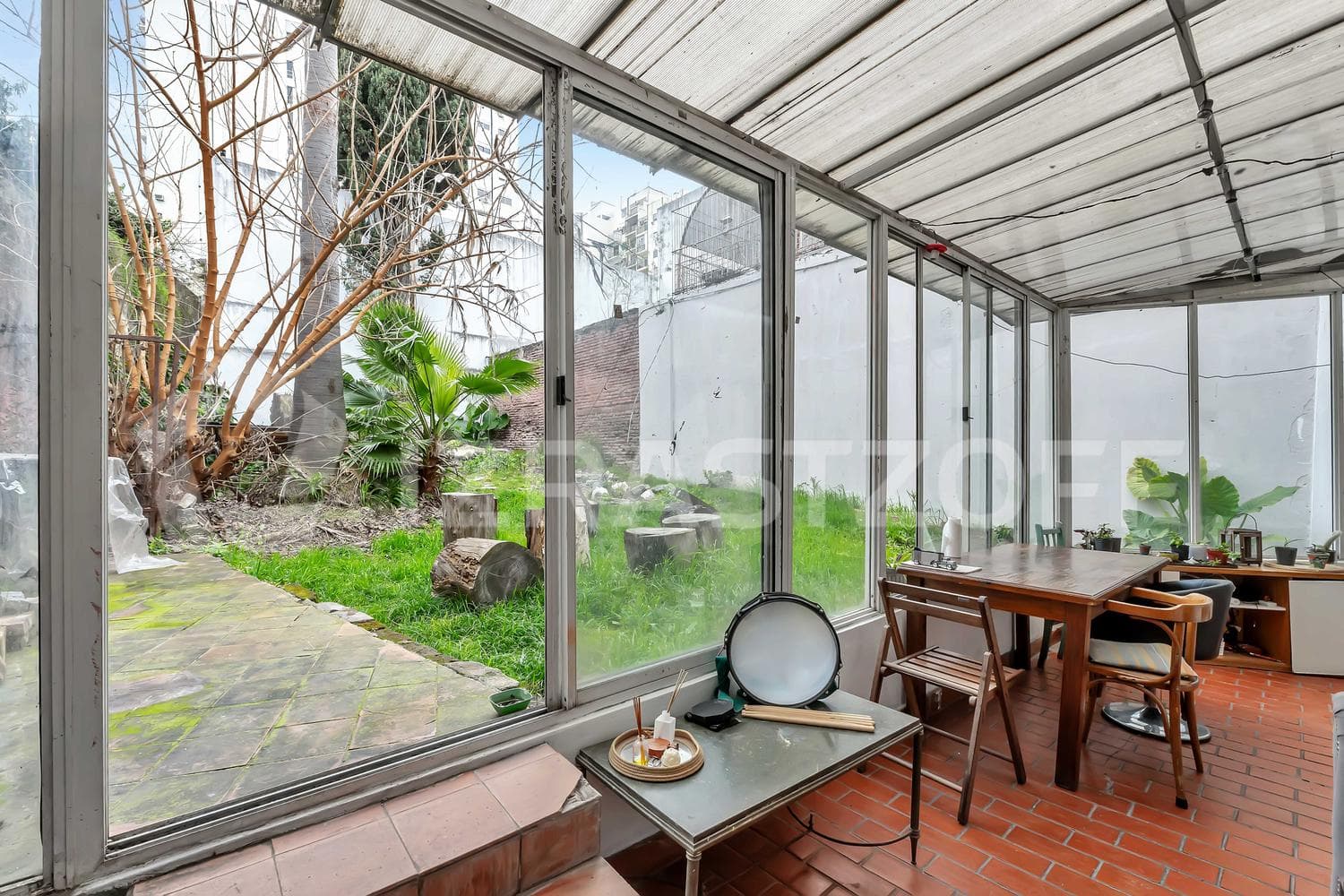 3-room ground-floor apartment for sale in Almagro with a view of greenery