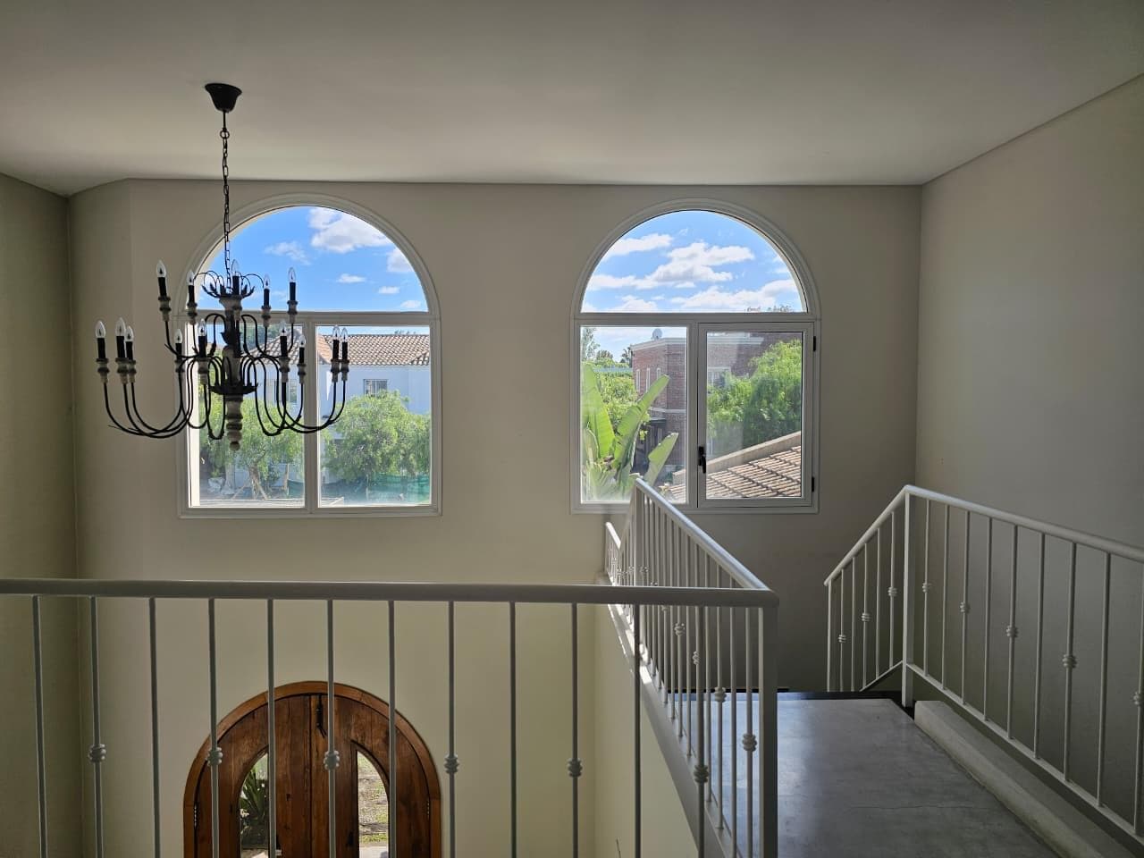 House for annual rent by the water in Santa Bárbara—5 bedrooms, immaculate, comfortable, and bright
